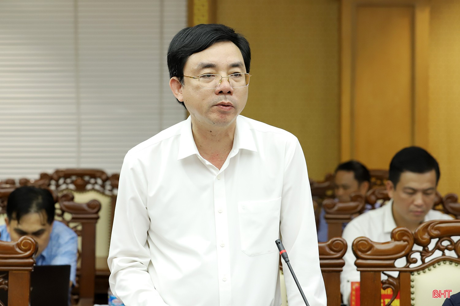 Giám đốc Sở Xây dựng Đặng Văn Thành báo cáo công tác GPMB dự án đường sắt tốc độ cao trên trục Bắc - Nam qua địa bàn Hà Tĩnh. bqbht_br_duong-sat-toc-do-cao-03.jpg