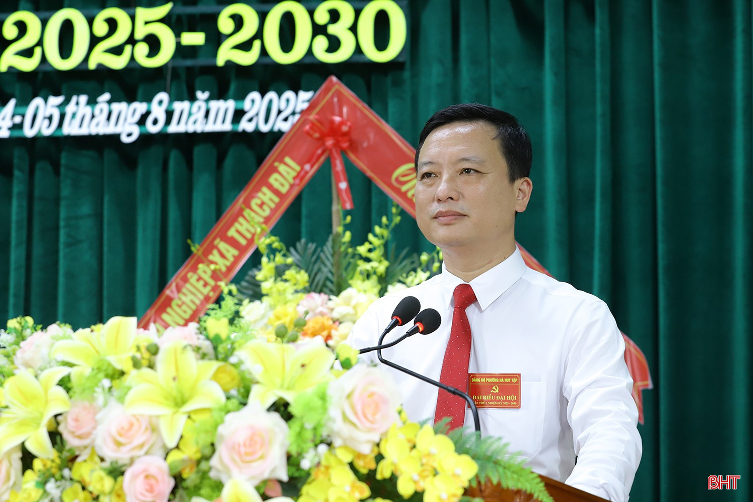 Bí thư Đảng ủy - Chủ tịch HĐND phường Hà Huy Tập trình bày dự thảo báo cáo chính trị. bqbht_br_dai-hoi-ha-huy-tap-1.jpg