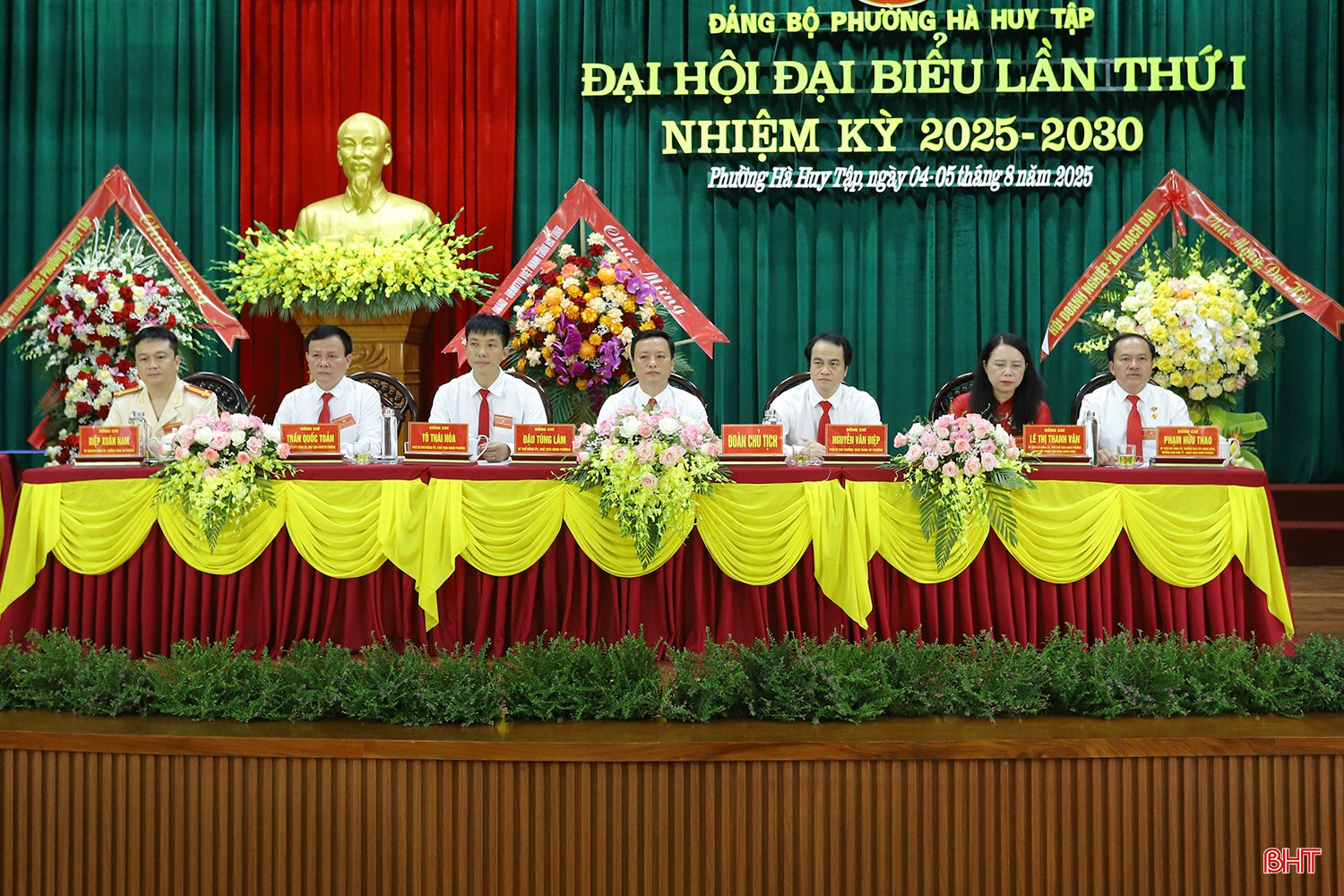 Đoàn chủ tịch điều hành đại hội. bqbht_br_dai-hoi-ha-huy-tap-01.jpg