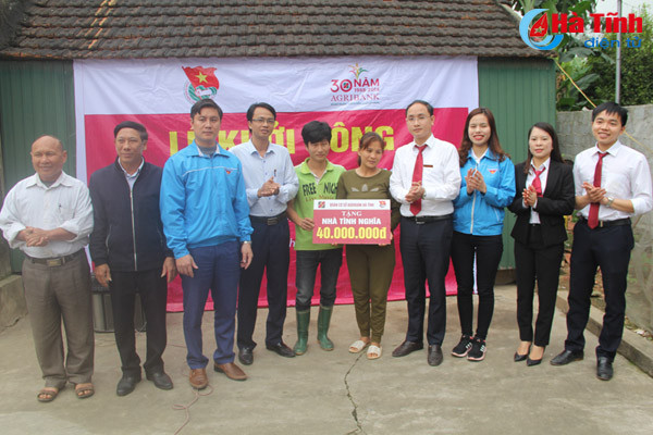 agribank ha tinh trao 120 trieu dong ho tro xay nha tinh thuong