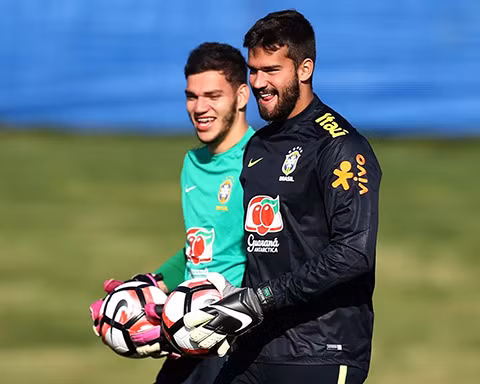 alisson vs ederson cuoc chien giua 2 sieu thu mon brazil