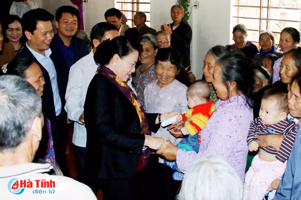“Chúng ta đang có nguồn tài nguyên rất lớn nằm trong lòng đất chưa khai thác được, chúng ta cũng có nguồn tài nguyên “nổi” rất đẹp, rất hoang sơ nhưng chưa được khai thác, đó là biển Thạch Hải. Tôi được biết, Hà Tĩnh đã có báo cáo với Chính phủ về giải quyết tình hình khai thác mỏ sắt Thạch Khê. Theo tôi, để cho Thạch Hải nói riêng và Thạch Hà nói chung phát triển thì có lẽ chúng ta sẽ tạm thời để tài nguyên trong lòng đất và sẽ khai thác tiềm năng về biển” – Chủ tịch Quốc hội Nguyễn Thị Kim Ngân nói chuyện với cán bộ và nhân dân xã Thạch Hải trong chuyến thăm và làm việc tại Hà Tĩnh, tháng 1/2018. dung khai thac mo sat thach khe bai 1 tren duoi dong thuan