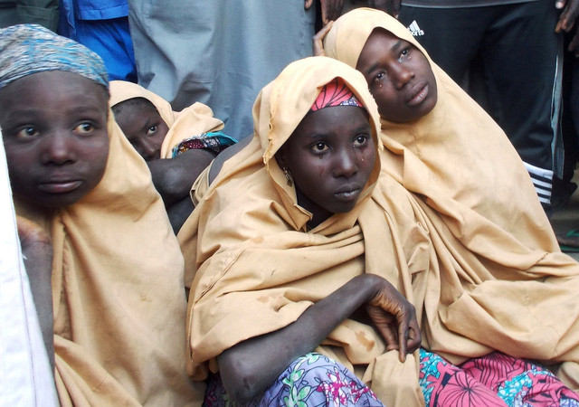 the gioi ngay qua 76 nu sinh bi boko haram bat coc tai nigeria da duoc tha tu do