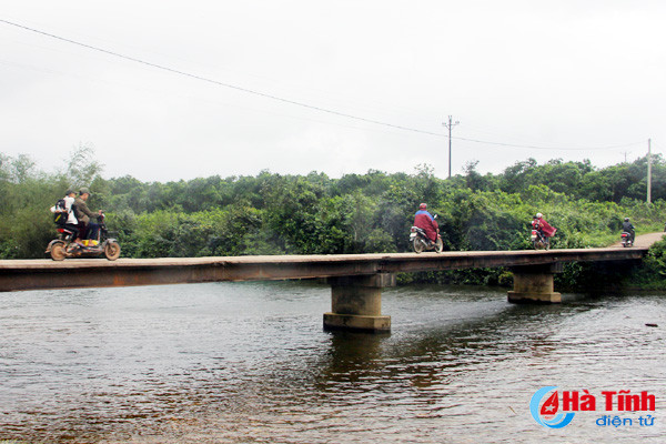video hang ngan nguoi dan danh du tinh mang tren cau khong lan can