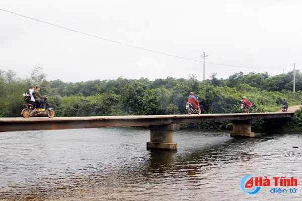 video hang ngan nguoi dan danh du tinh mang tren cau khong lan can