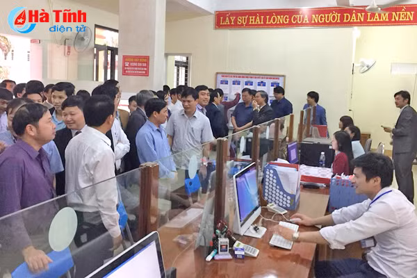 khai truong trung tam hanh chinh cong huyen huong son