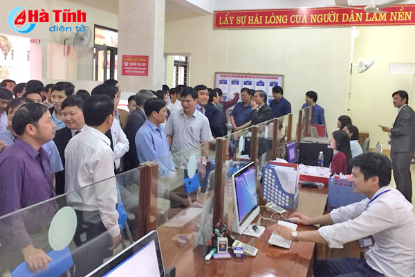 khai truong trung tam hanh chinh cong huyen huong son