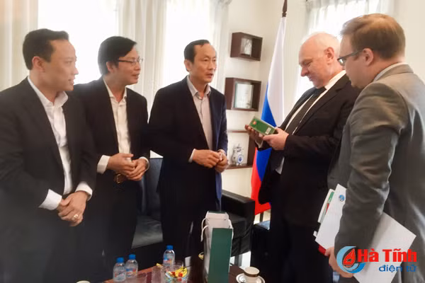 tang cuong quang ba hinh anh the manh cua ha tinh voi ban be quoc te