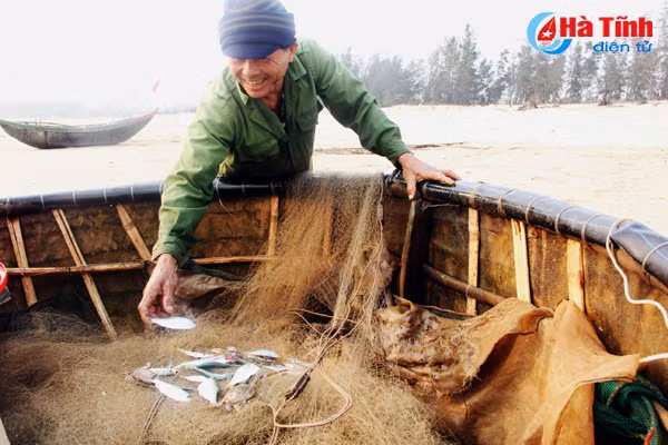dan ong danh ca dan ba nuoi ga o lang bien cam hoa