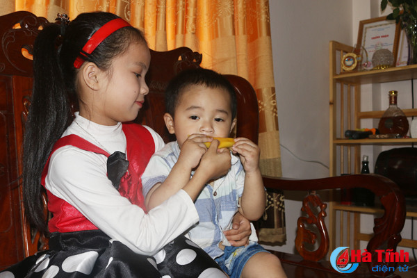 Bé gái Hà Tĩnh hát “ngọt như mía” dậy sóng cộng đồng mạng