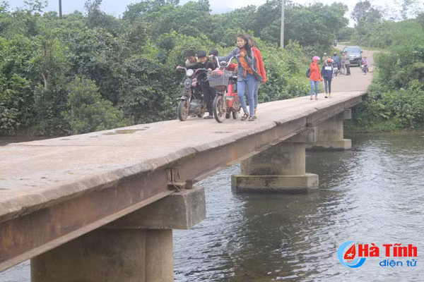 video hang ngan nguoi dan danh du tinh mang tren cau khong lan can