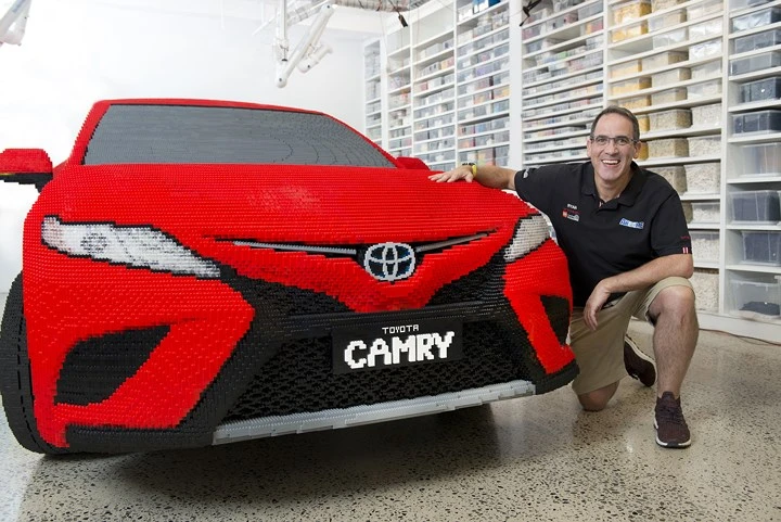 ngo ngang voi chiec toyota camry nang 2 tan ghep boi 500 000 vien lego