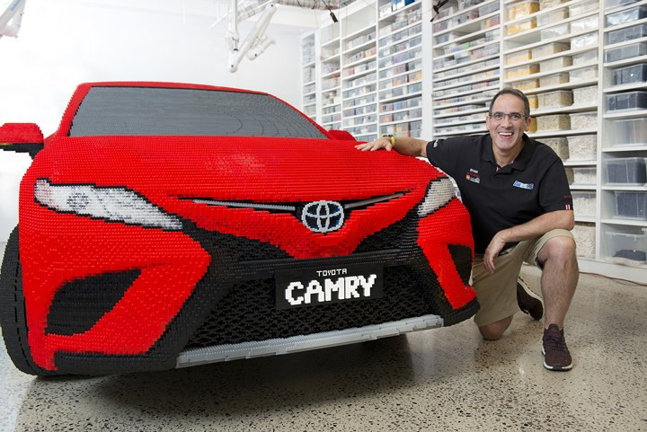 ngo ngang voi chiec toyota camry nang 2 tan ghep boi 500 000 vien lego