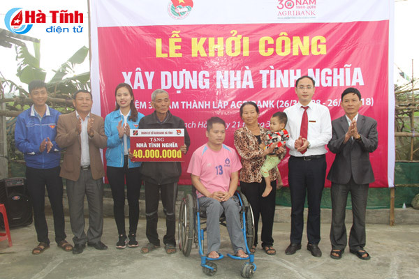 agribank ha tinh trao 120 trieu dong ho tro xay nha tinh thuong