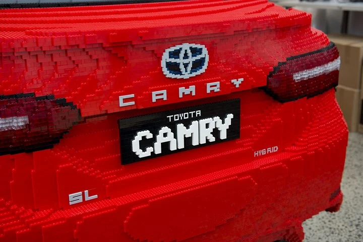 ngo ngang voi chiec toyota camry nang 2 tan ghep boi 500 000 vien lego