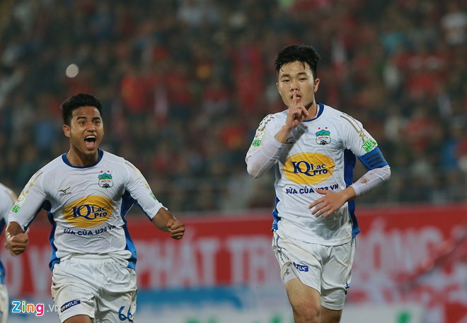 Nhờ thành công của đội bóng HAGL, thương hiệu cá nhân và thương hiệu doanh nghiệp của bầu Đức ổn định, vững vàng suốt 2 thập kỷ qua. Ảnh: Tùng Lê. bau duc dung bien ca nen bong da tro thanh con tin