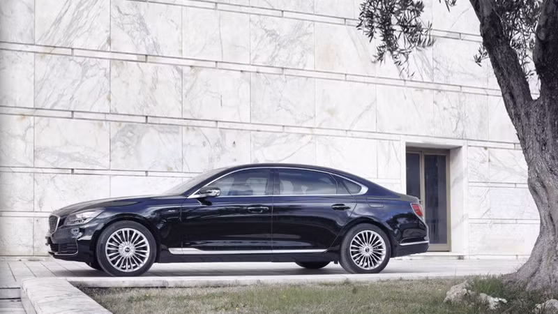 diep vien k9 cua kia quyet dau mercedes s class