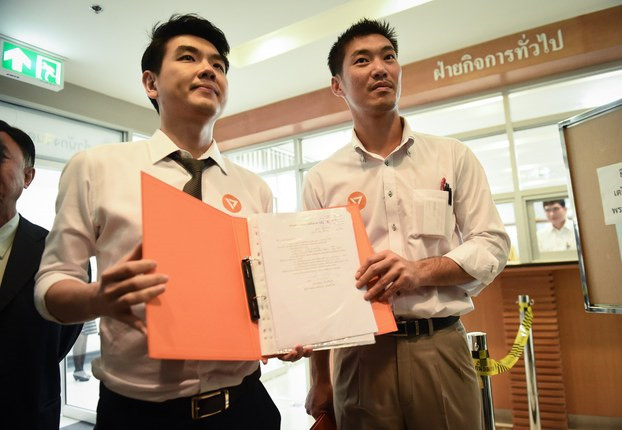 Tỷ phú Thanathorn (phải) và người đồng sáng lập đảng Hướng đến tương lai sau khi đăng ký tên đảng hôm 15/3. Ảnh: AFP. chinh truong thai lan khong co cho cho nguoi tre