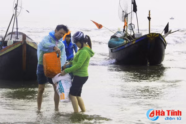 dan ong danh ca dan ba nuoi ga o lang bien cam hoa