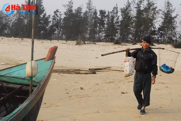 dan ong danh ca dan ba nuoi ga o lang bien cam hoa