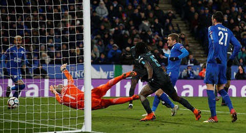 pedro gieo sau cho leicester chelsea vao ban ket fa cup