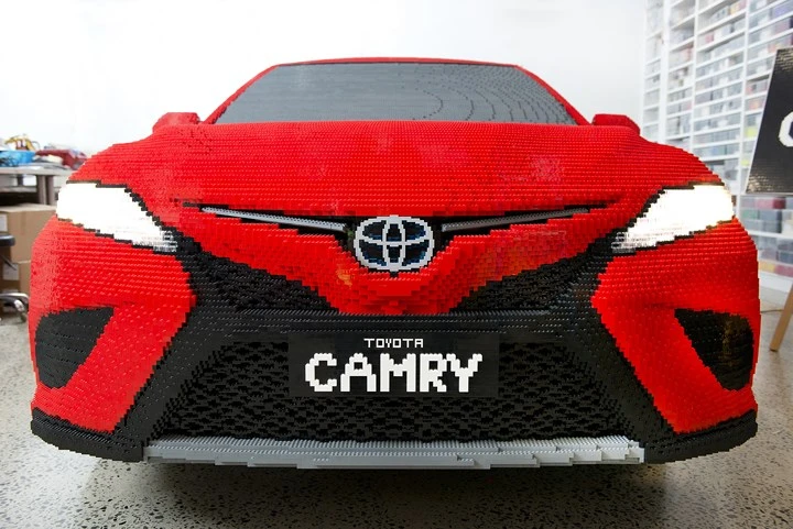 ngo ngang voi chiec toyota camry nang 2 tan ghep boi 500 000 vien lego