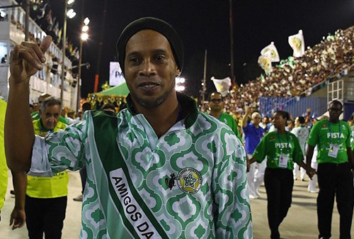 ronaldinho buoc chan vao con duong chinh tri