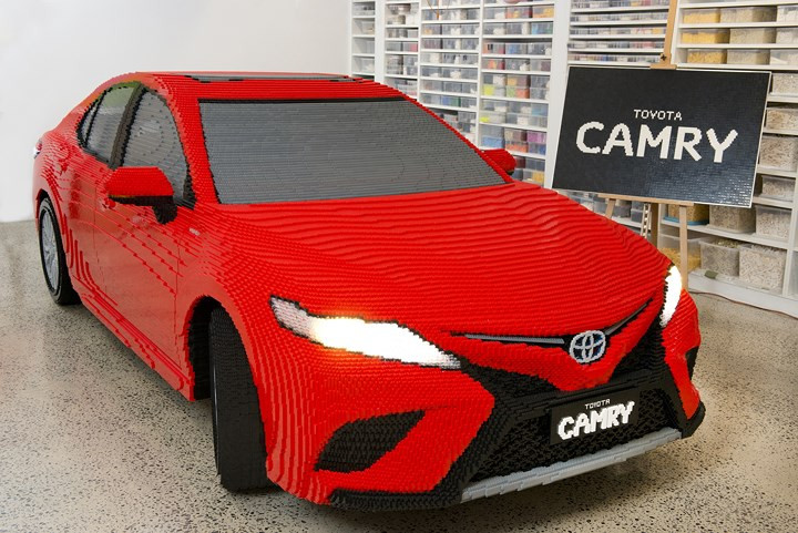 ngo ngang voi chiec toyota camry nang 2 tan ghep boi 500 000 vien lego