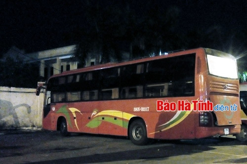 Bắt giữ xe giường nằm quá hạn kiểm định, nhồi nhét khách ảnh 2