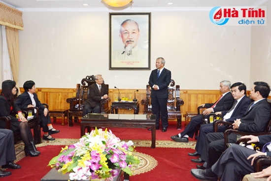 Phó Bí thư Thường trực Tỉnh ủy Trần Nam Hồng báo cáo nhanh tình hình, kết quả trên các lĩnh vực chính trị, KT-XH, QP-AN của Hà Tĩnh thời gian qua