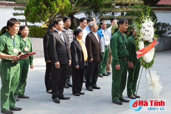 Nguyên Chủ tịch nước Trần Đức Lương, lãnh đạo tỉnh dâng hương, hoa tại Khu di tích Ngã ba Đồng Lộc…