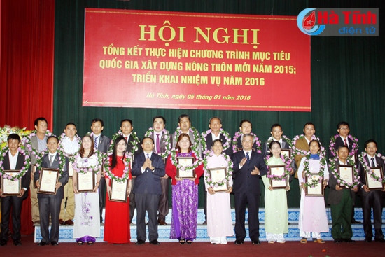 Bí thư Tỉnh ủy - Chủ tịch UBND tỉnh Lê Đình Sơn và Phó Bí thư Tỉnh ủy Trần Nam Hồng trao bằng công nhận đạt chuẩn NTM cho 26 xã... ... và trao chứng nhận cho 8 tập thể, 13 cá nhân điển hình trong phong trào xây dựng NTM năm 2015