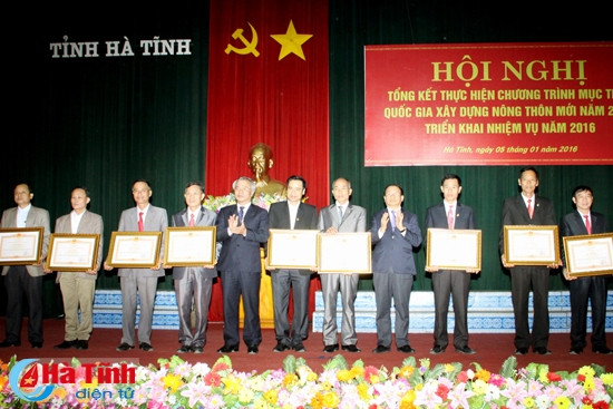 Thừa ủy quyền Thủ tướng Chính phủ, Bí thư Tỉnh ủy - Chủ tịch UBND tỉnh Lê Đình Sơn, Phó Bí thư Thường trực Tỉnh ủy Trần Nam Hồng trao bằng khen cho 5 cá nhân, 9 xã có thành tích xuất sắc 5 năm thực hiện phong trào thi đua “Cả nước chung sức xây dựng nông thôn mới”.
