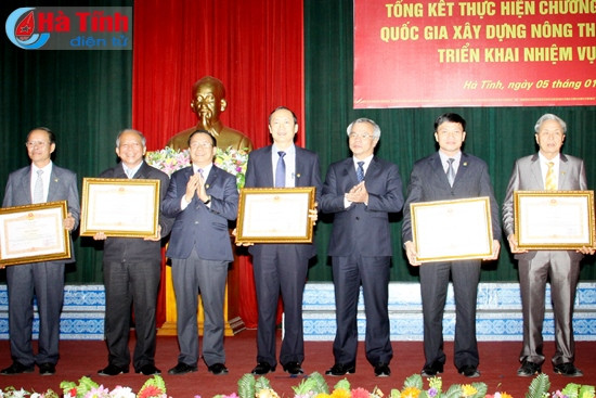 Thừa ủy quyền Thủ tướng Chính phủ, Bí thư Tỉnh ủy - Chủ tịch UBND tỉnh Lê Đình Sơn, Phó Bí thư Thường trực Tỉnh ủy Trần Nam Hồng trao bằng khen cho 5 cá nhân, 9 xã có thành tích xuất sắc 5 năm thực hiện phong trào thi đua “Cả nước chung sức xây dựng nông thôn mới”.