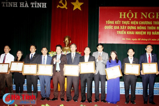 Phó Chủ tịch UBND tỉnh Đặng Quốc Khánh và Chủ tịch UBMTTQ tỉnh Từ Văn Diện trao tặng bằng khen của UBND tỉnh cho các tâp thể, cá nhân có thành tích xuất sắc trong phong trào xây dựng NTM năm 2015