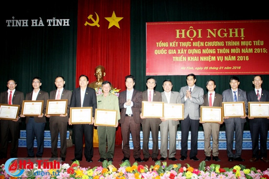 Phó Chủ tịch UBND tỉnh Đặng Quốc Khánh và Chủ tịch UBMTTQ tỉnh Từ Văn Diện trao tặng bằng khen của UBND tỉnh cho các tâp thể, cá nhân có thành tích xuất sắc trong phong trào xây dựng NTM năm 2015