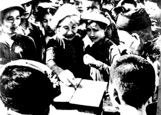 Nhân dân nô nức đi bỏ phiếu trong ngày tổng tuyển cử bầu Quốc hội khóa I. Ảnh từ Internet