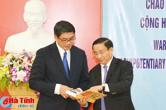 Bí thư Tỉnh ủy - Chủ tịch UBND tỉnh Lê Đình Sơn và ngài Ng Teck Hean trao qùa lưu niệm và giới thiệu sản phẩm của từng địa phương