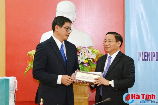 Bí thư Tỉnh ủy - Chủ tịch UBND tỉnh Lê Đình Sơn và ngài Ng Teck Hean trao qùa lưu niệm và giới thiệu sản phẩm của từng địa phương