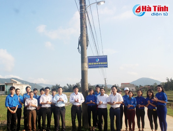 Lãnh đạo Trung ương Đoàn, Tỉnh đoàn bàn giao "đường điện thắp sáng đường quê" cho địa phương quản lý
