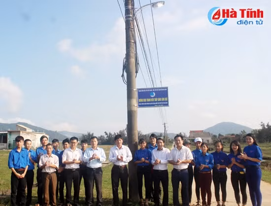 Lãnh đạo Trung ương Đoàn, Tỉnh đoàn bàn giao "đường điện thắp sáng đường quê" cho địa phương quản lý
