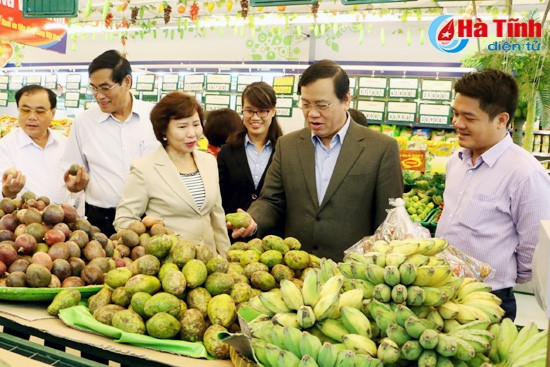 Đoàn đã khảo sát tại Siêu thị Coop Mart và cửa hàng Mitraco Foot ở TP Hà Tĩnh...