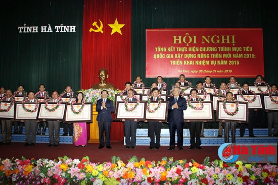 Bí thư Tỉnh ủy - Chủ tịch UBND tỉnh Lê Đình Sơn và Phó Bí thư Tỉnh ủy Trần Nam Hồng trao bằng công nhận đạt chuẩn NTM cho 26 xã... ... và trao chứng nhận cho 8 tập thể, 13 cá nhân điển hình trong phong trào xây dựng NTM năm 2015