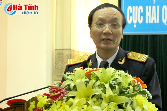 Phó Tổng cục trưởng Tổng cục Hải quan Việt Nam Nguyễn Công Bình: Trong quá trình thực hiện nhiệm vụ, Hải quan Hà Tĩnh cần quán triệt nghiêm túc Luật Hải quan và các văn bản chỉ đạo khác của ngành; đẩy mạnh ứng dụng CNTT để tạo thuận lợi trong thông quan và tăng mức độ hài lòng của doanh nghiệp; tăng cường phân tích tình hình để xây dựng các biện pháp tăng thu ngân sách, phấn đấu hoàn thành chỉ tiêu được giao; sắp xếp, kiện toàn bộ máy theo hướng tinh gọn, hiện đại, chuyên nghiệp... Phó Tổng cục trưởng Tổng cục Hải quan Việt Nam Nguyễn Công Bình: Trong quá trình thực hiện nhiệm vụ, Hải quan Hà Tĩnh cần quán triệt nghiêm túc Luật Hải quan và các văn bản chỉ đạo khác của ngành; đẩy mạnh ứng dụng CNTT để tạo thuận lợi trong thông quan và tăng mức độ hài lòng của doanh nghiệp; tăng cường phân tích tình hình để xây dựng các biện pháp tăng thu ngân sách, phấn đấu hoàn thành chỉ tiêu được giao; sắp xếp, kiện toàn bộ máy theo hướng tinh gọn, hiện đại, chuyên nghiệp...