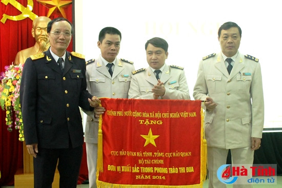 Phó Tổng cục trưởng Tổng cục Hải quan Việt Nam Nguyễn Công Bình trao Cờ thi đua xuất sắc của Thủ tướng Chính phủ cho Cục Hải quan Hà Tĩnh... ...và trao tặng Huân chương Lao động hạng Ba cho Phó Cục trưởng Cục Hải quan Hà Tĩnh Trần Đình Lục. Phó Tổng cục trưởng Tổng cục Hải quan Việt Nam Nguyễn Công Bình trao Cờ thi đua xuất sắc của Thủ tướng Chính phủ cho Cục Hải quan Hà Tĩnh... ...và trao tặng Huân chương Lao động hạng Ba cho Phó Cục trưởng Cục Hải quan Hà Tĩnh Trần Đình Lục.