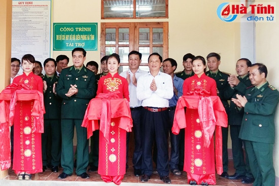 Lãnh đạo BĐBP Hà Tĩnh, huyện Hương Sơn cắt băng khánh thành nhà văn hóa thôn Làng Chè