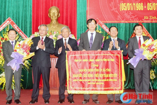 Bí thư Tỉnh ủy – Chủ tịch UBND tỉnh Lê Đình Sơn, Phó Bí thư Thường trực Tỉnh ủy Trần Nam Hồng trao tặng Ban Nội chính Tỉnh ủy bức trướng “Đoàn kết – Chủ động tham mưu – Phối hợp hiệu quả – Xử lý thông tin”. Phó trưởng Ban Nội chính Trung ương Võ Văn Dũng trao tặng kỷ niệm chương cho các cá nhân có thành tích vì sự nghiệp nội chính. …tặng bằng khen cho tập thể Ban Nội chính Tỉnh ủy Hà Tĩnh và Trưởng ban Nội chính Tỉnh ủy Nguyễn Văn Huyên Bí thư Tỉnh ủy – Chủ tịch UBND tỉnh Lê Đình Sơn trao tặng bằng khen của UBND tỉnh cho các tập thể, cá nhân có thành tích xuất sắc trong công tác nội chính