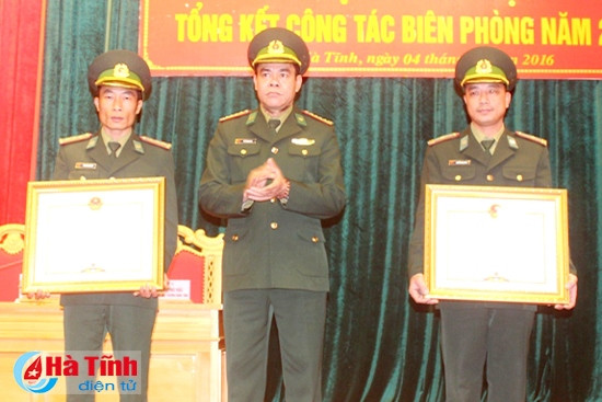 Thừa ủy quyền Thủ tướng Chính phủ, Đại tá Võ Trọng Hải trao bằng khen của Chính phủ cho 2 cá nhân có thành tích xuất sắc trong công tác biên phòng