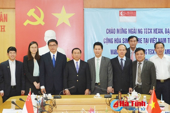 Lãnh đạo tỉnh chụp ảnh lưu niệm cùng ngài Đại sứ