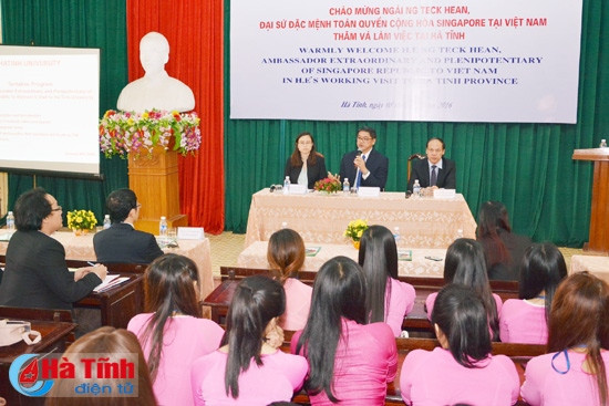 Ngài Ng Teck Hean nói chuyện với giảng viên và sinh viên ĐH Hà Tĩnh